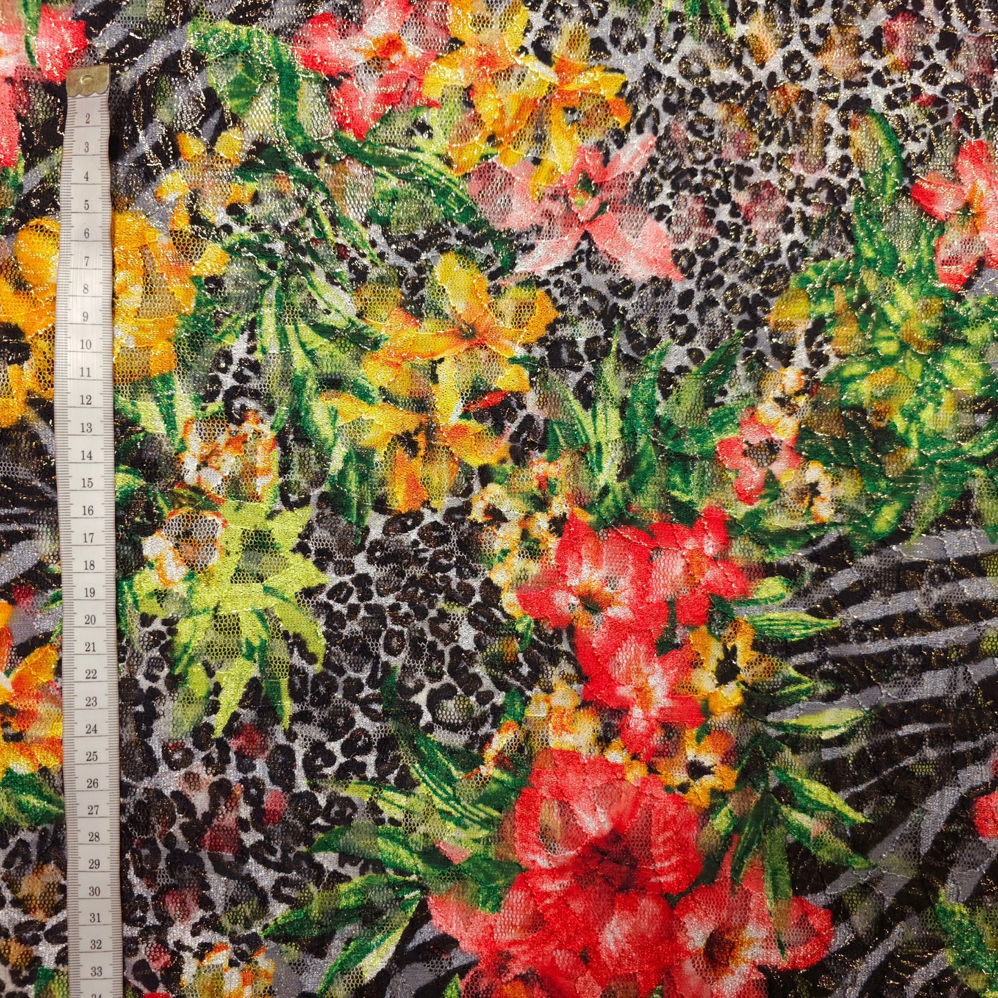 Exotische Spitze mit Blumen und Tierfellmotiv - Goldschimmer CSM-STOFFE