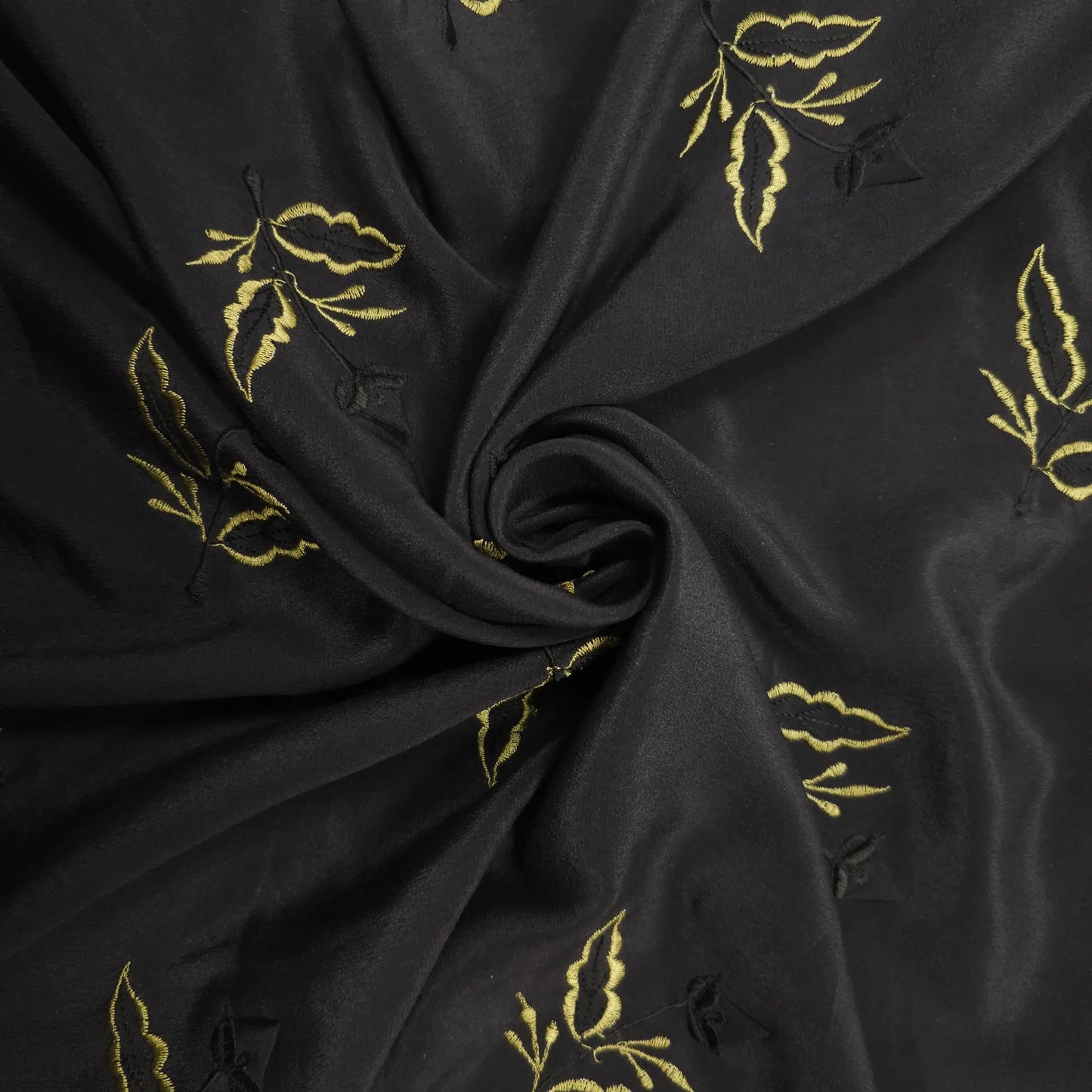 Seidenchiffon schwarz bestickt mit Blumen CSM-STOFFE