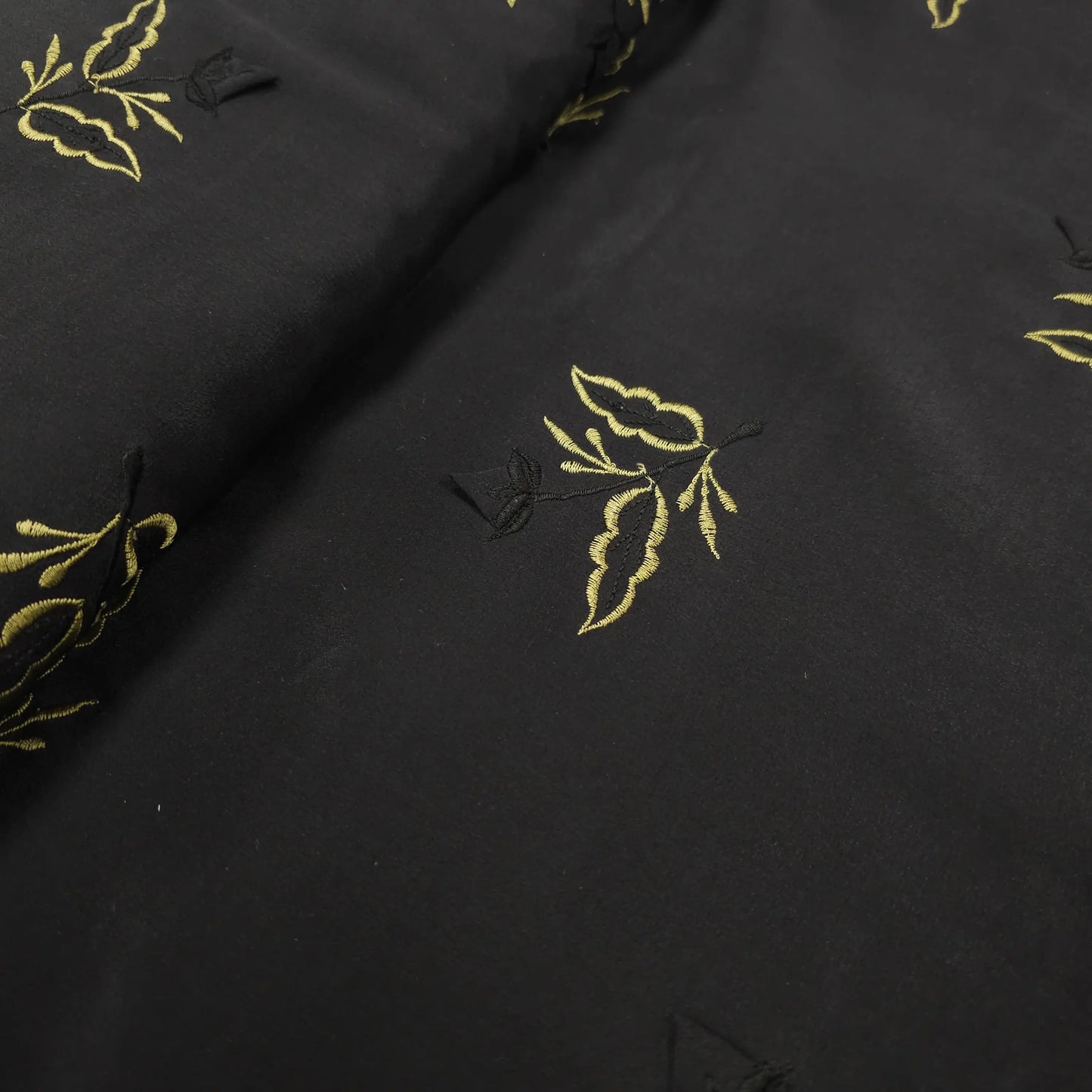 Seidenchiffon schwarz bestickt mit Blumen CSM-STOFFE