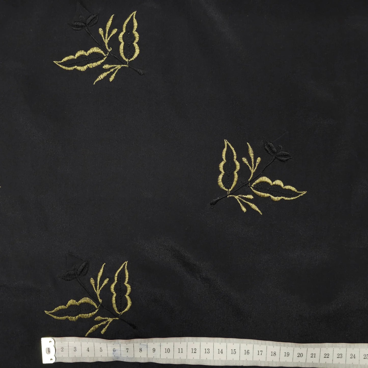 Seidenchiffon schwarz bestickt mit Blumen CSM-STOFFE