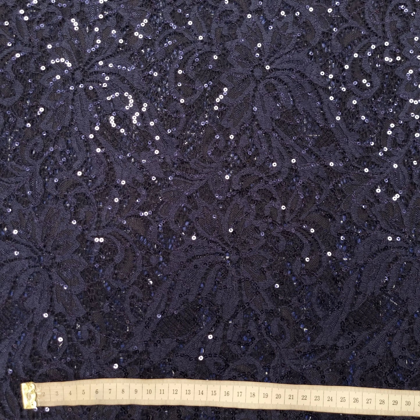 Spitze dunkelblau mit Blumen und Pailletten CSM-STOFFE