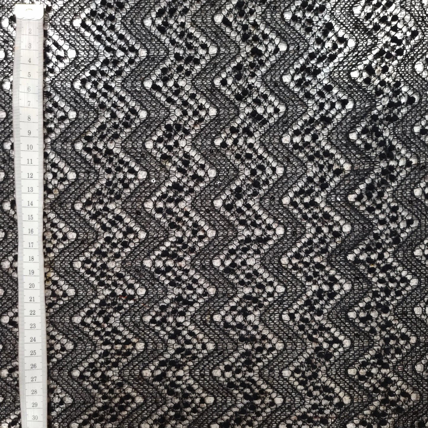 Spitze mit Zick-Zack und Pailletten CSM-STOFFE