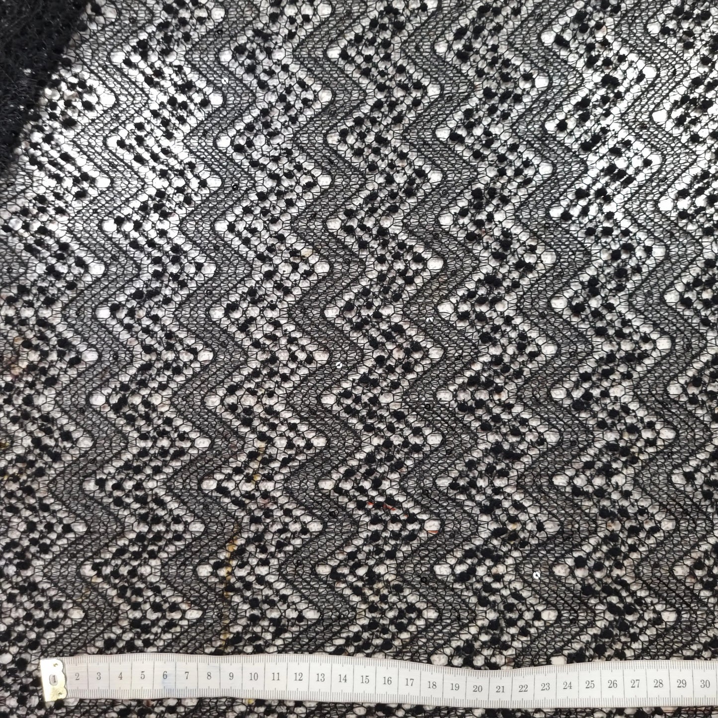 Spitze mit Zick-Zack und Pailletten CSM-STOFFE