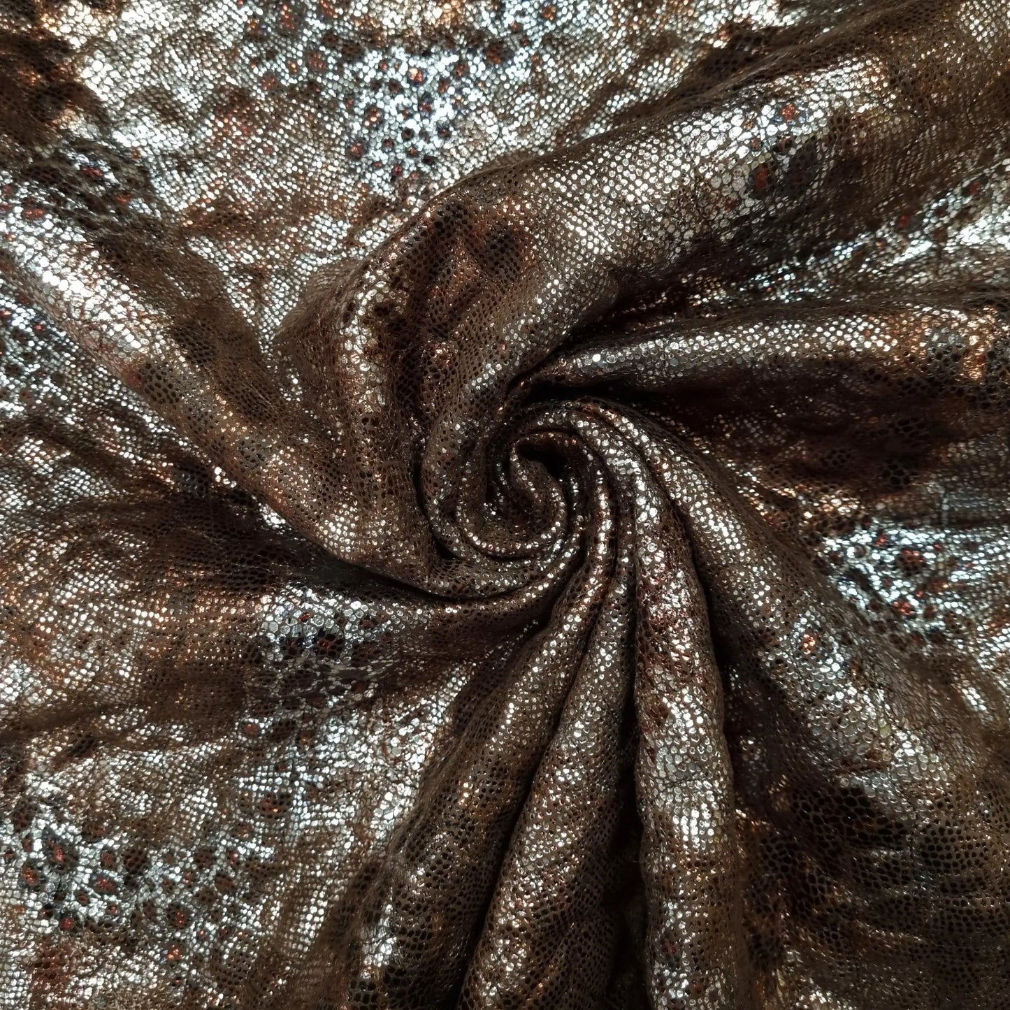 Steppstoff_Braun_Schlangenmuster