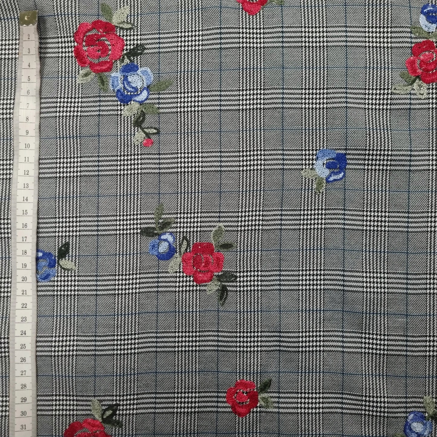 Viskosestoff grau mit Glencheck- und Blumenmotiv blau CSM-STOFFE