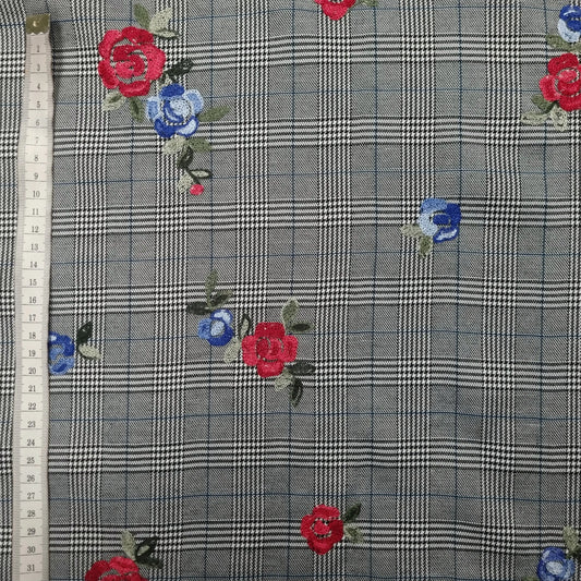 Viskosestoff grau mit Glencheck- und Blumenmotiv blau CSM-STOFFE