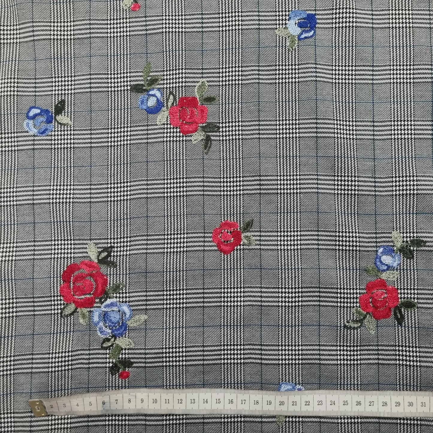 Viskosestoff grau mit Glencheck- und Blumenmotiv blau CSM-STOFFE