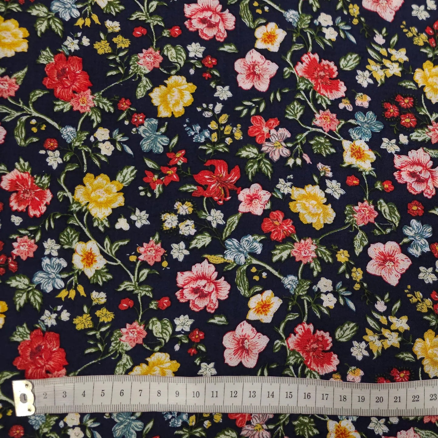 Viskosestoff mit Blumen Motiv dunkelblau CSM-STOFFE