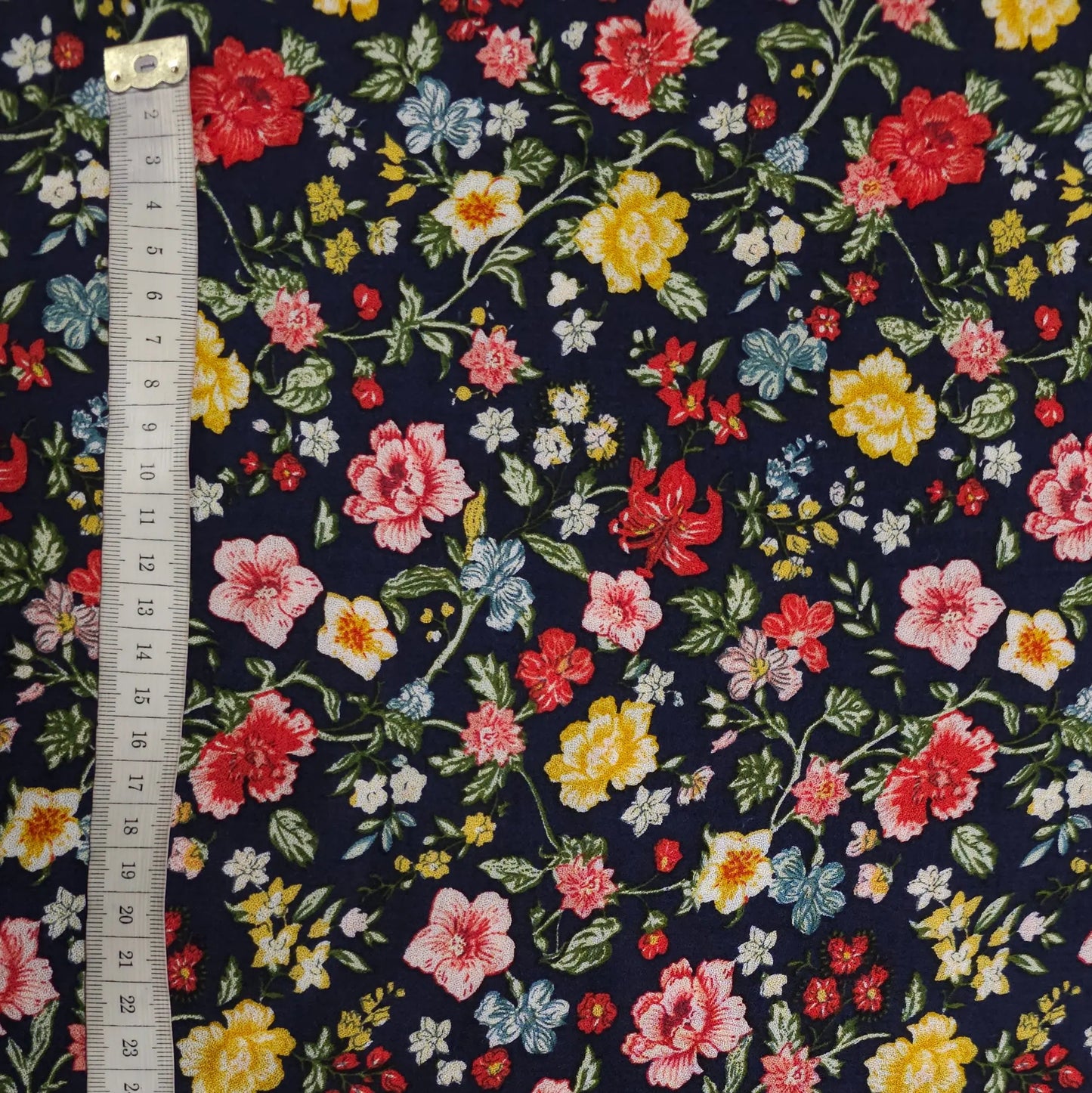 Viskosestoff mit Blumen Motiv dunkelblau CSM-STOFFE