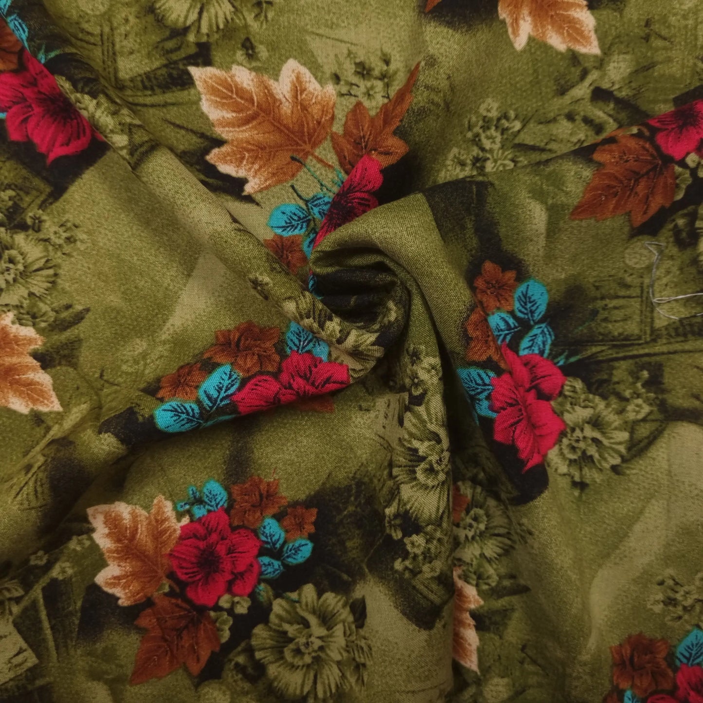 Viskosestoff mit Blumen Motiv grün rot CSM-STOFFE