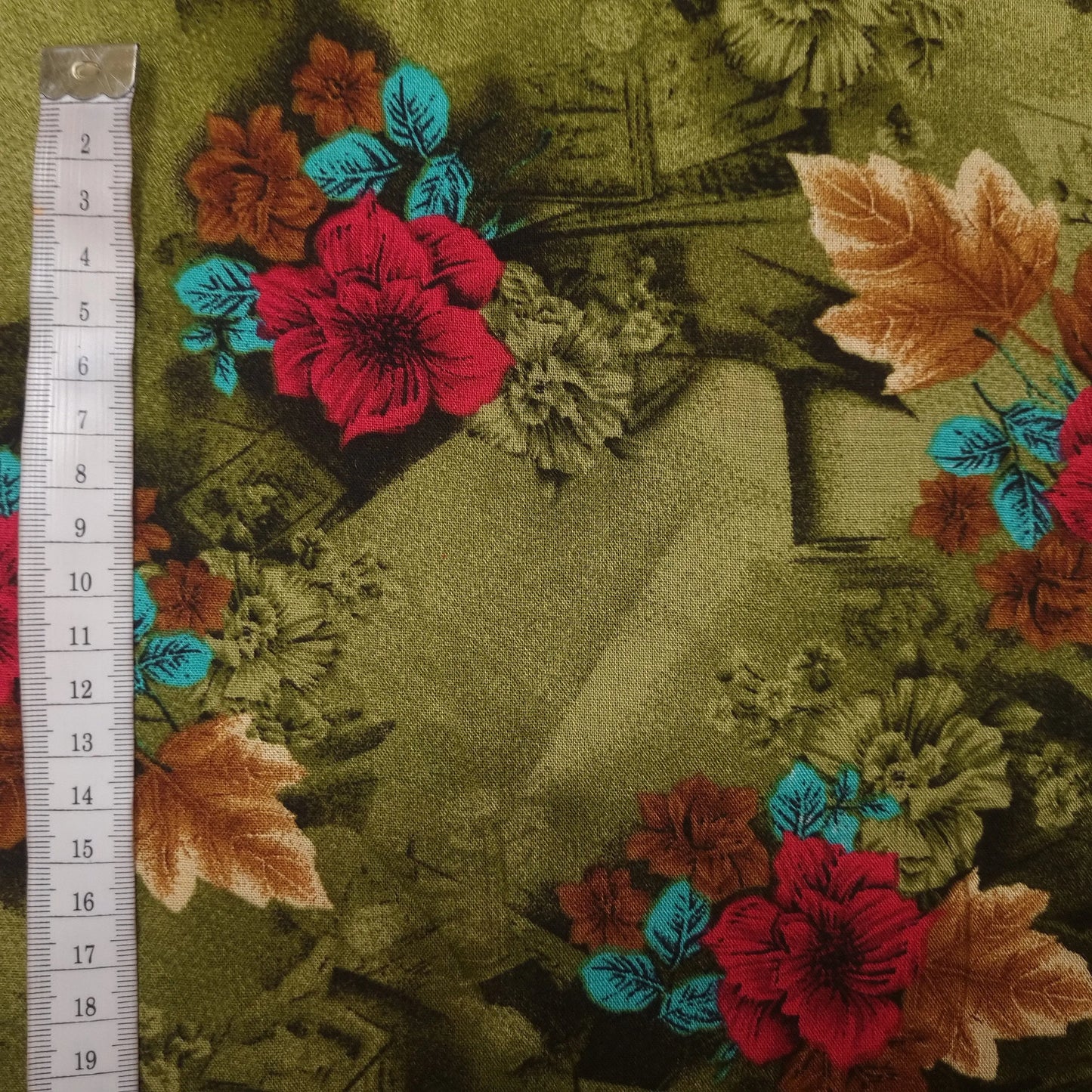 Viskosestoff mit Blumen Motiv grün rot CSM-STOFFE