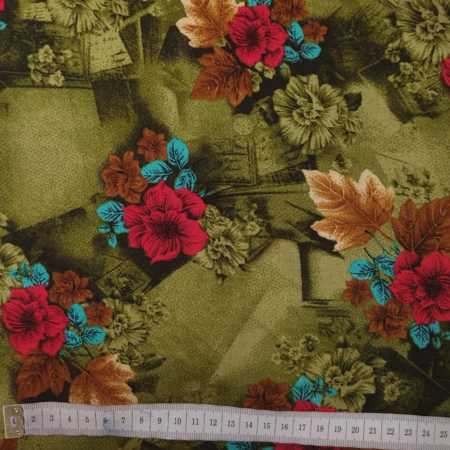 Viskosestoff mit Blumen Motiv grün rot CSM-STOFFE