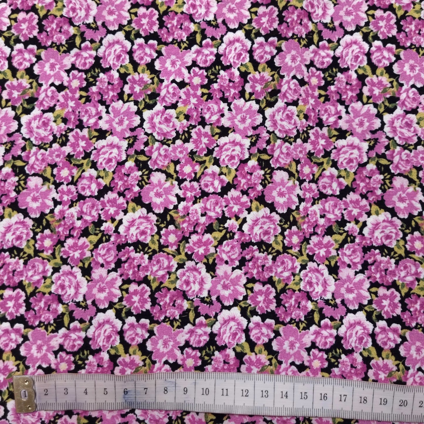 Viskosestoff mit Blumen Motiv pink CSM-STOFFE