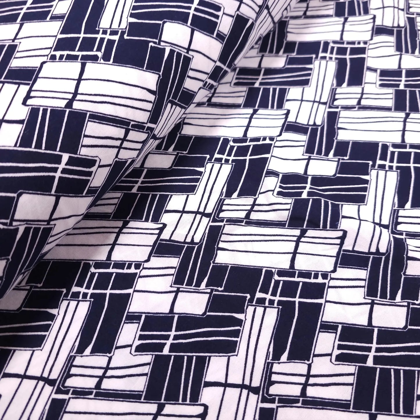 Viskosestoff mit geometrische Muster dunkelblau weiß CSM-STOFFE