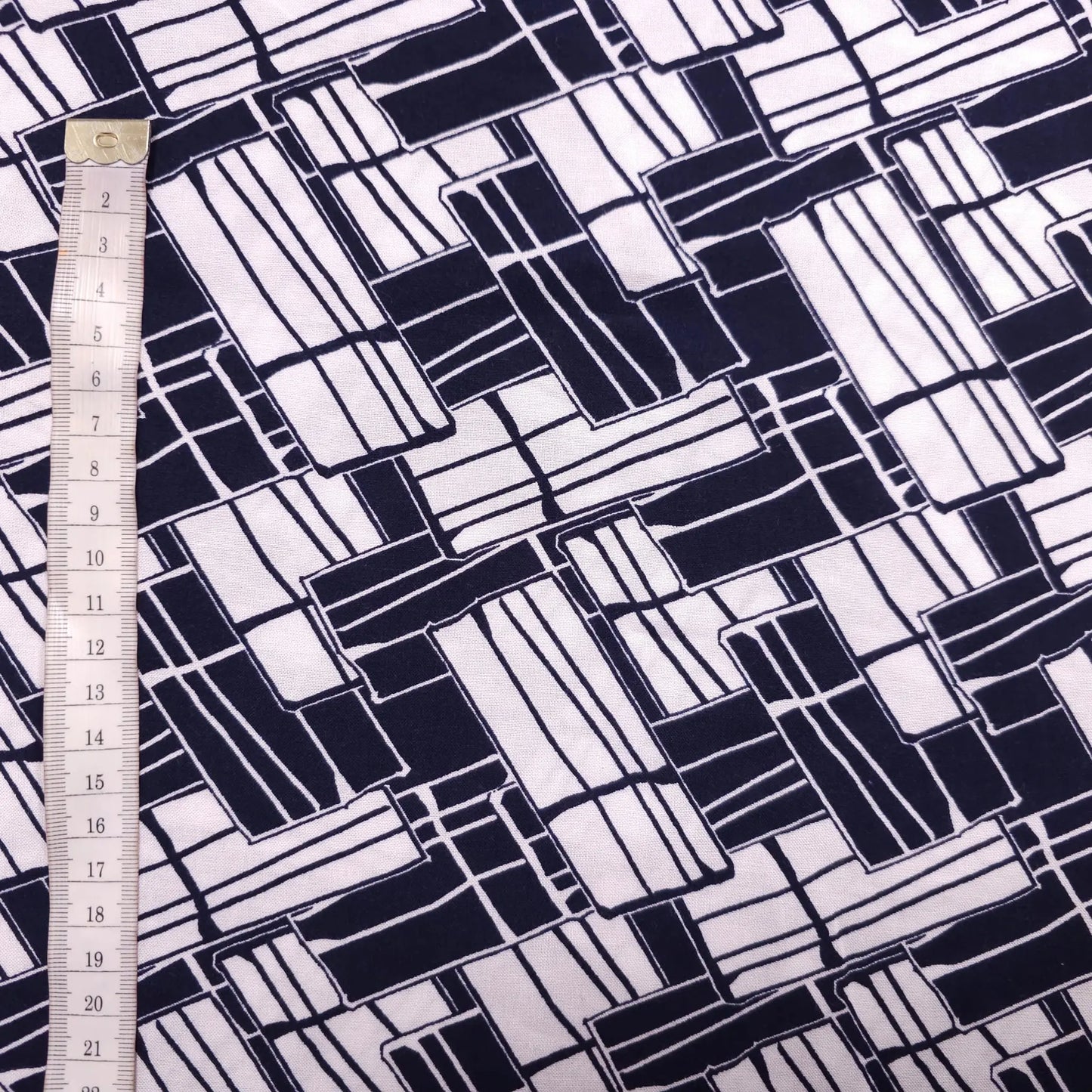 Viskosestoff mit geometrische Muster dunkelblau weiß CSM-STOFFE