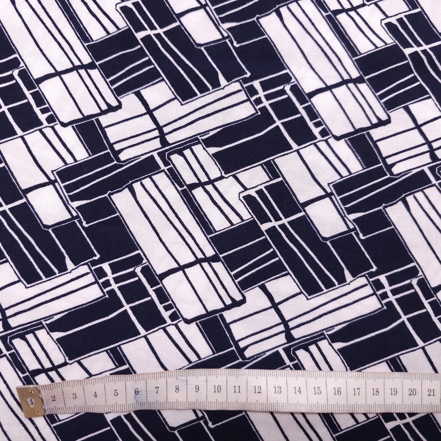Viskosestoff mit geometrische Muster dunkelblau weiß CSM-STOFFE
