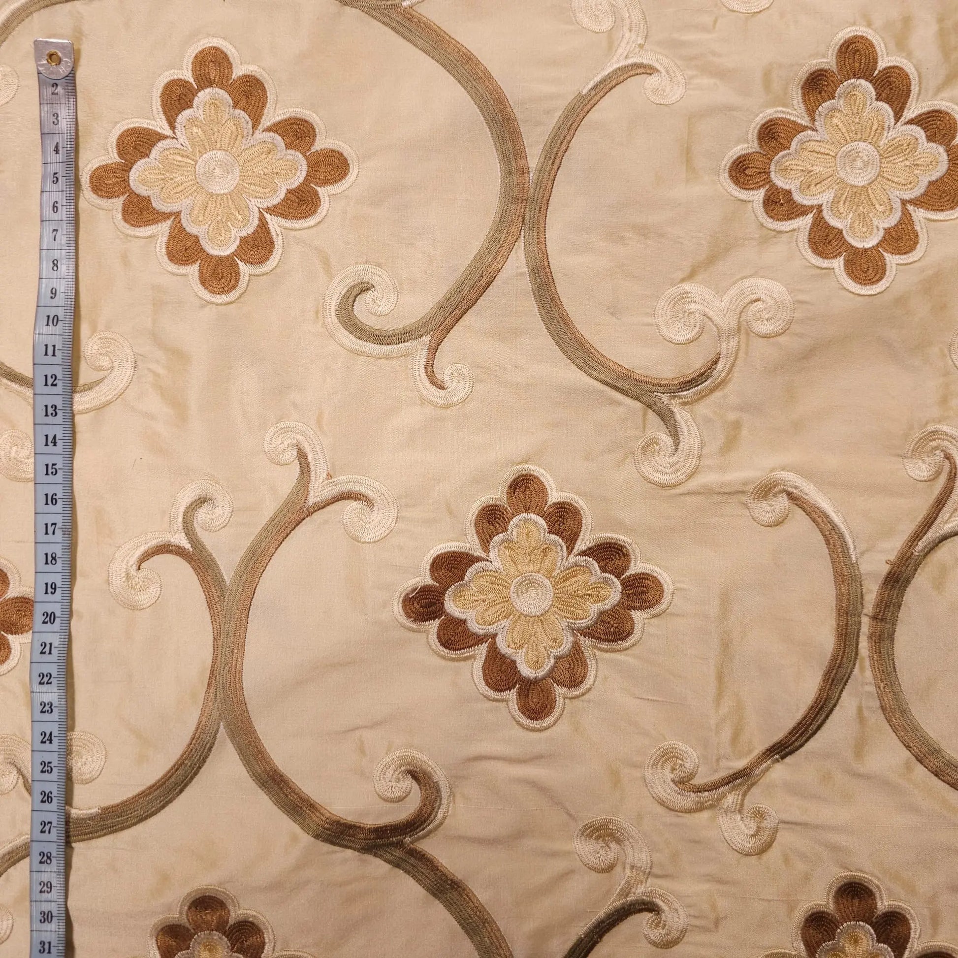 Dupionseide beige mit bestickten Blumen CSM-STOFFE