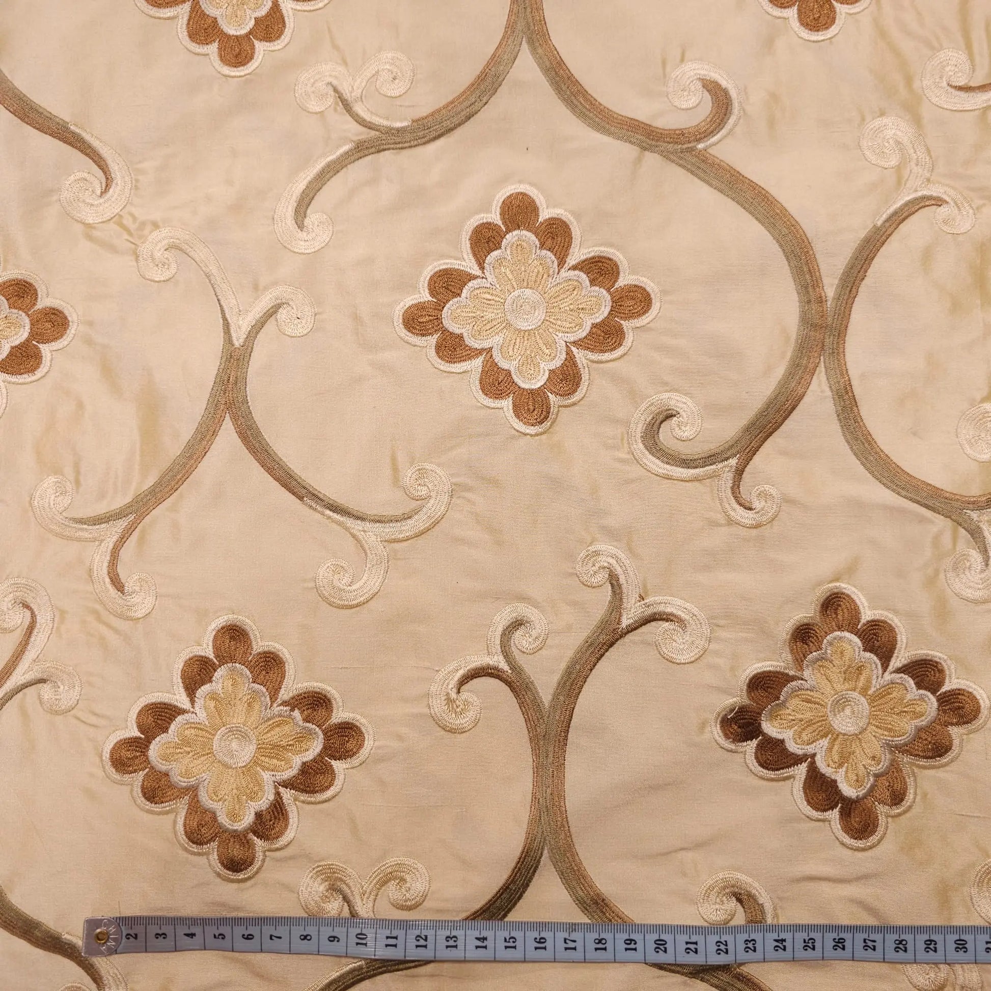Dupionseide beige mit bestickten Blumen CSM-STOFFE