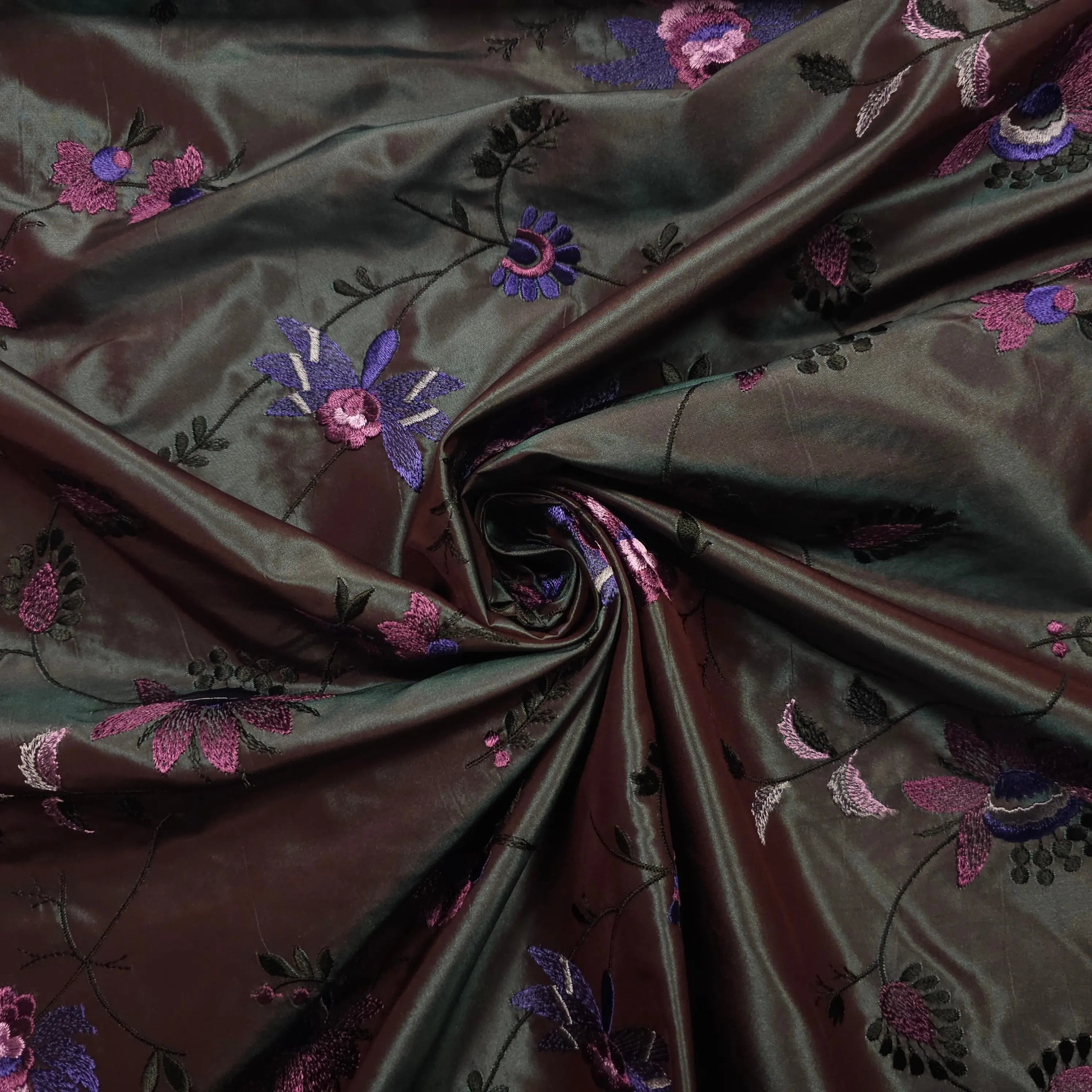 Exklusiver Seidentaft türkis/bordeaux changierend mit bestickten Blumen CSM-STOFFE