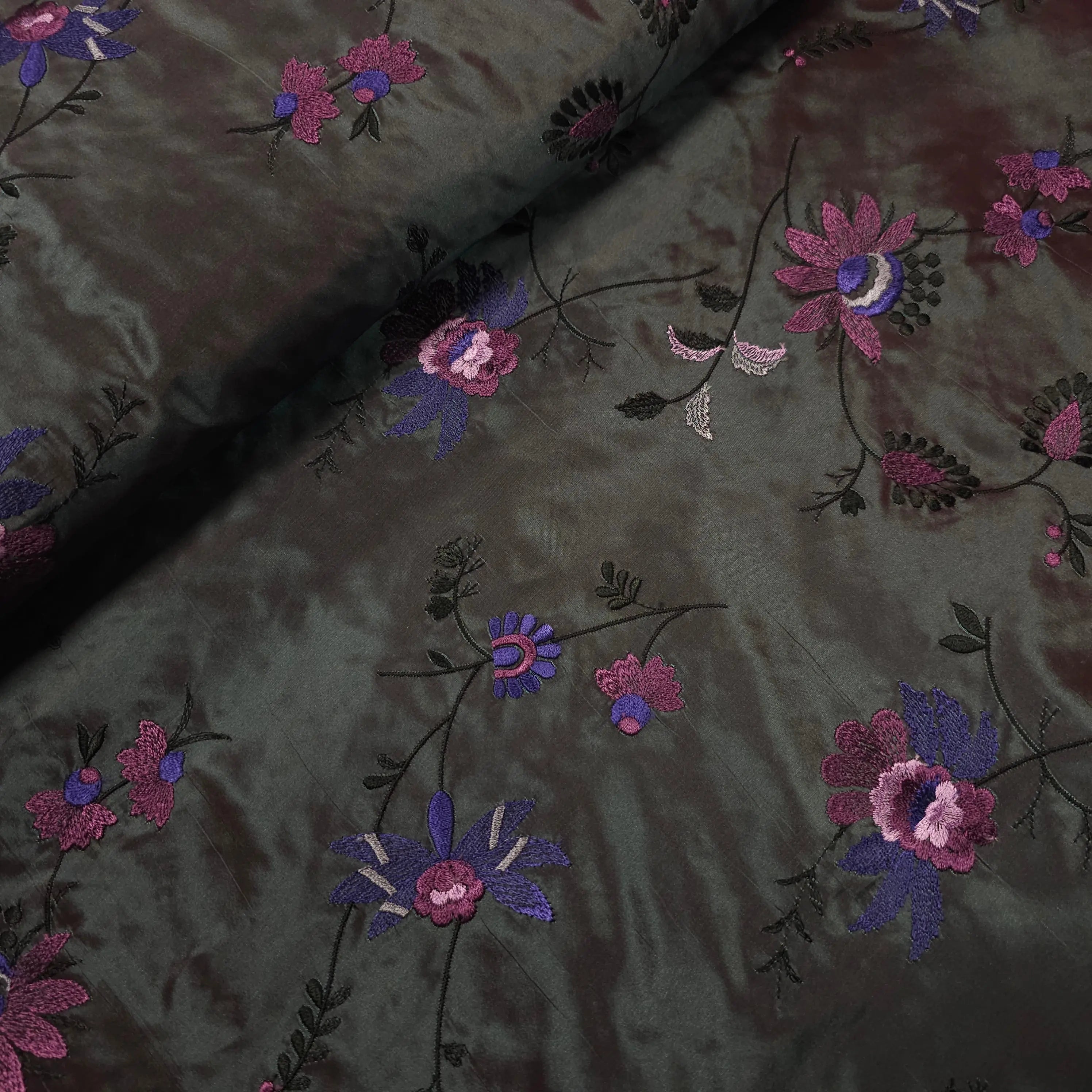 Exklusiver Seidentaft türkis/bordeaux changierend mit bestickten Blumen CSM-STOFFE