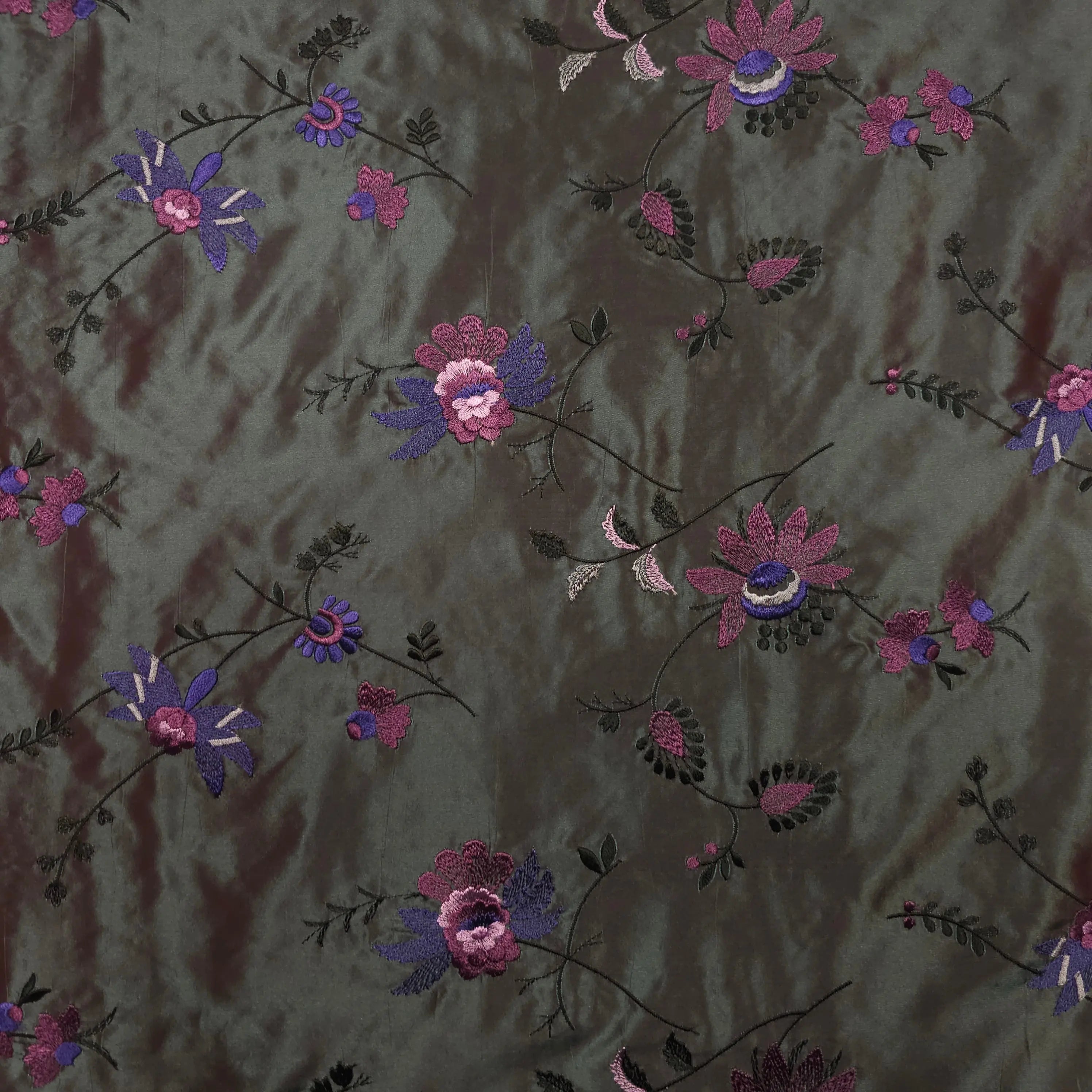 Exklusiver Seidentaft türkis/bordeaux changierend mit bestickten Blumen CSM-STOFFE