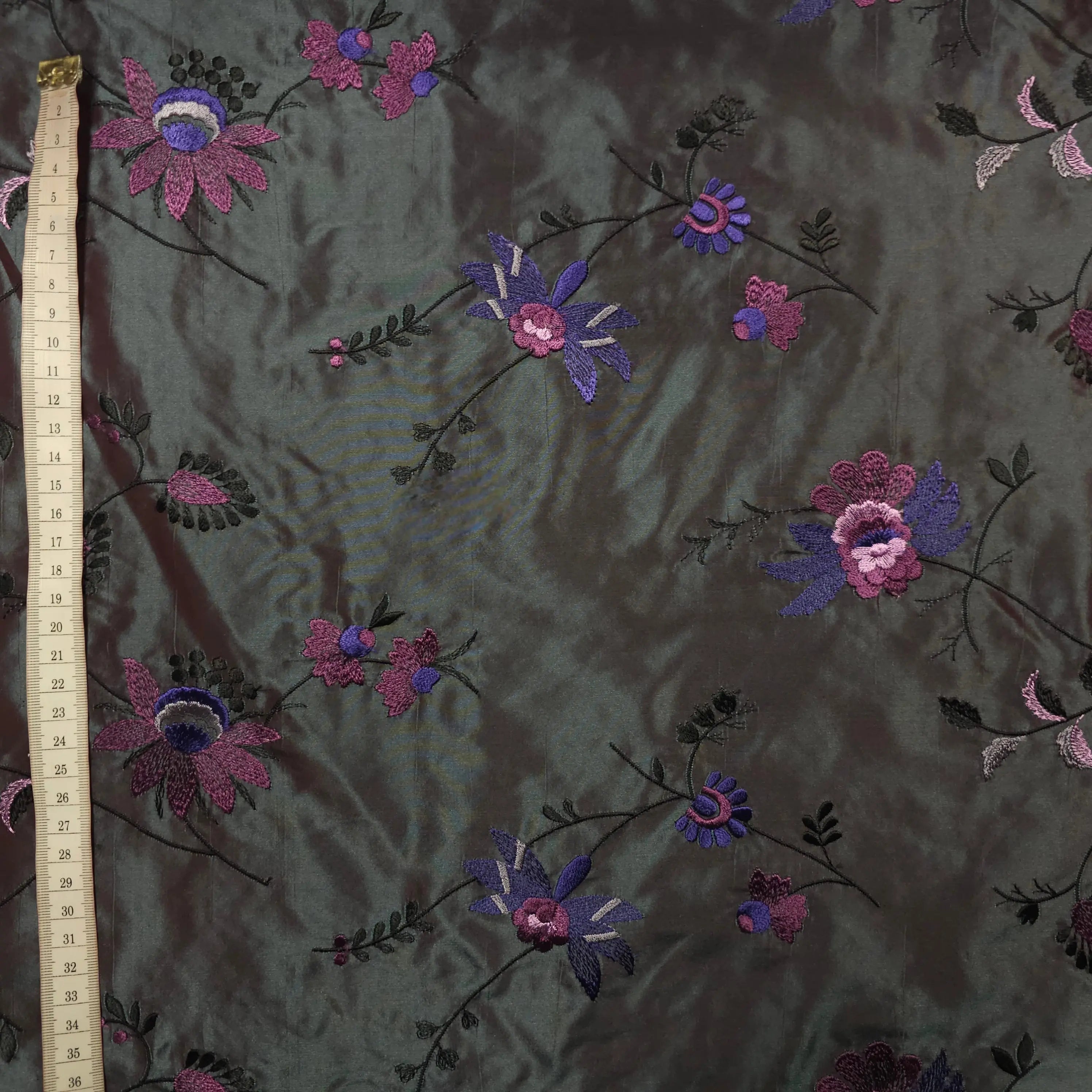 Exklusiver Seidentaft türkis/bordeaux changierend mit bestickten Blumen CSM-STOFFE