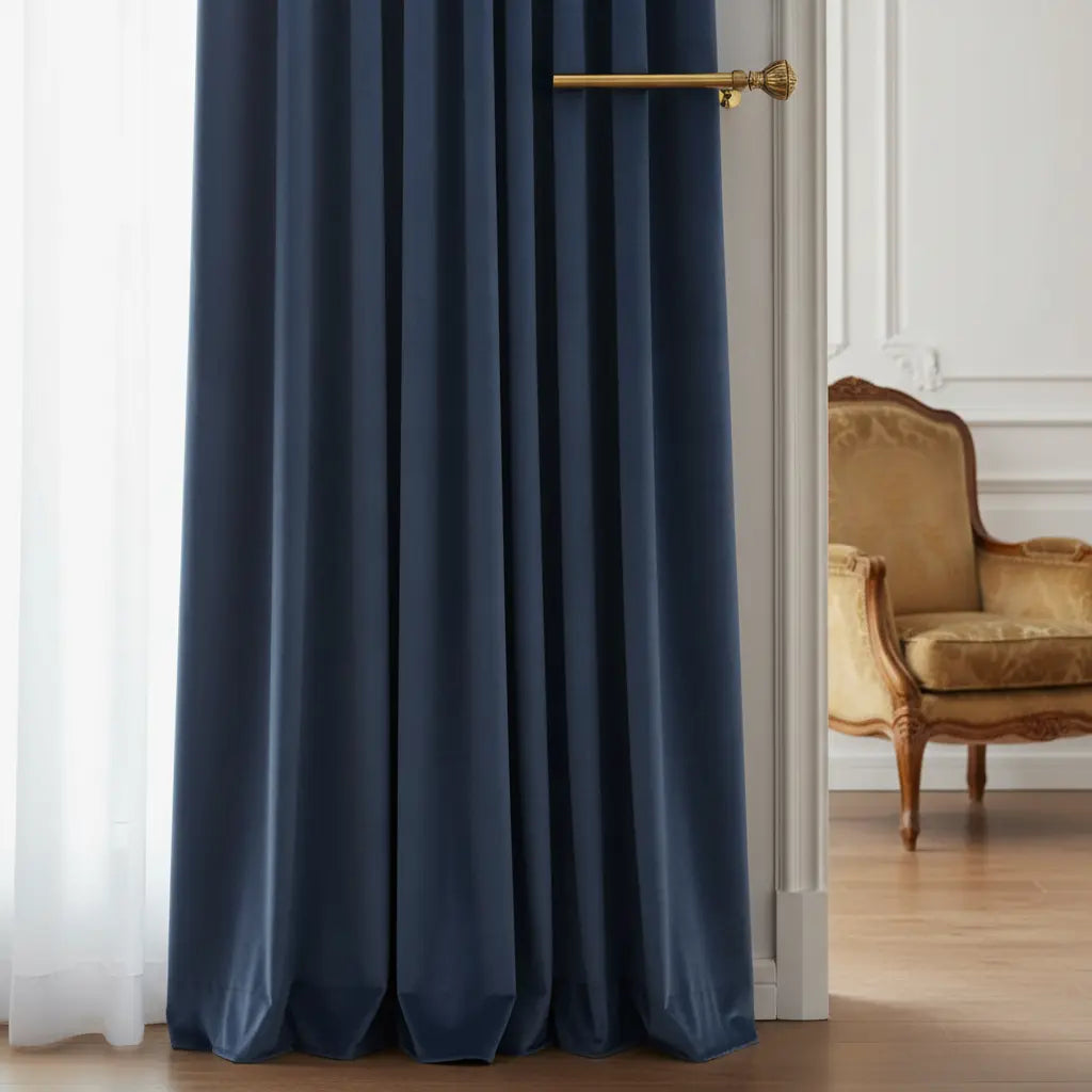 Vorhang aus Möbelsamt in Blau