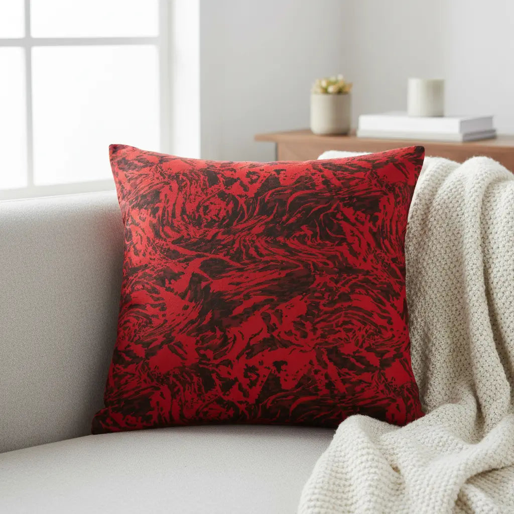 Kissen mit abstraktem Muster in Rot-Schwarz