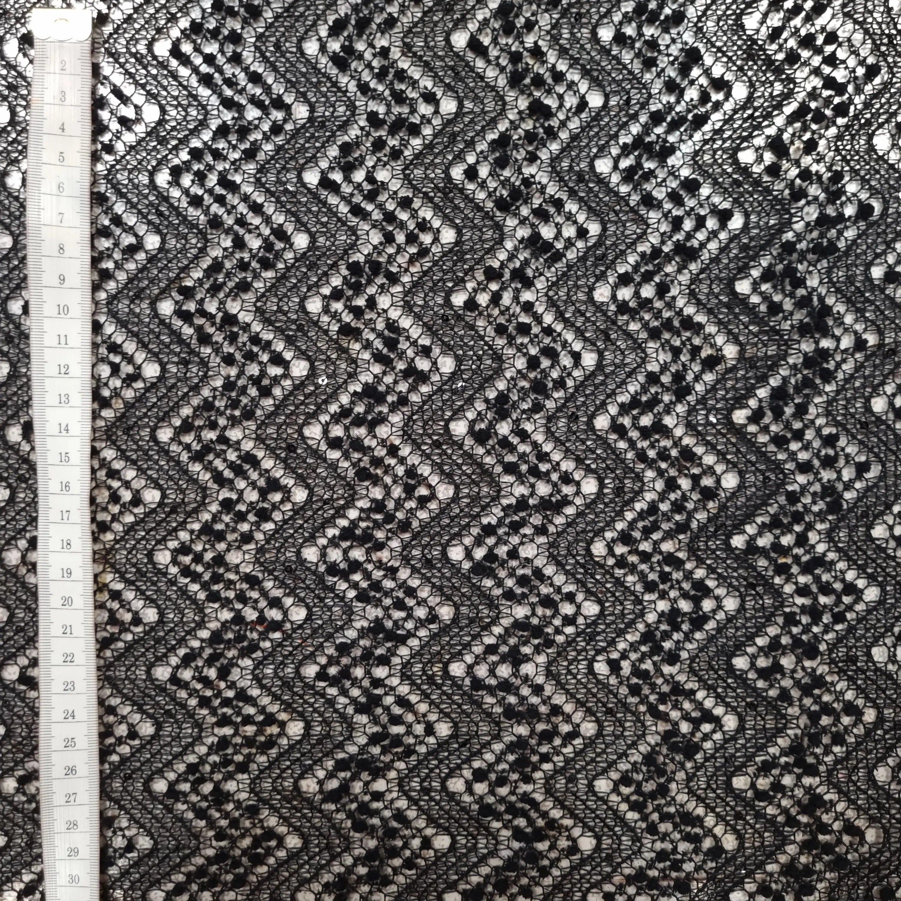 Spitze mit Zick-Zack und Pailletten CSM-STOFFE
