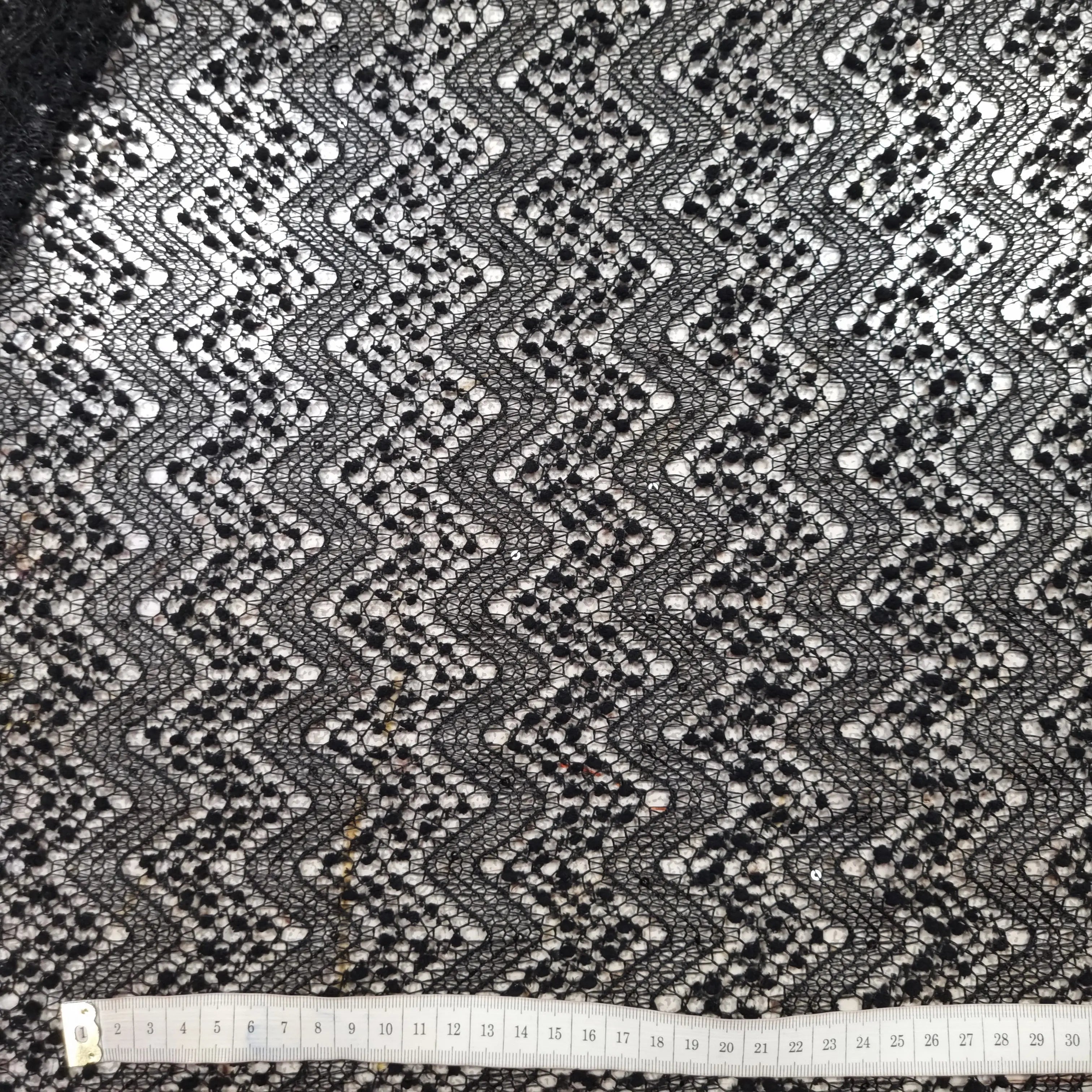 Spitze mit Zick-Zack und Pailletten CSM-STOFFE