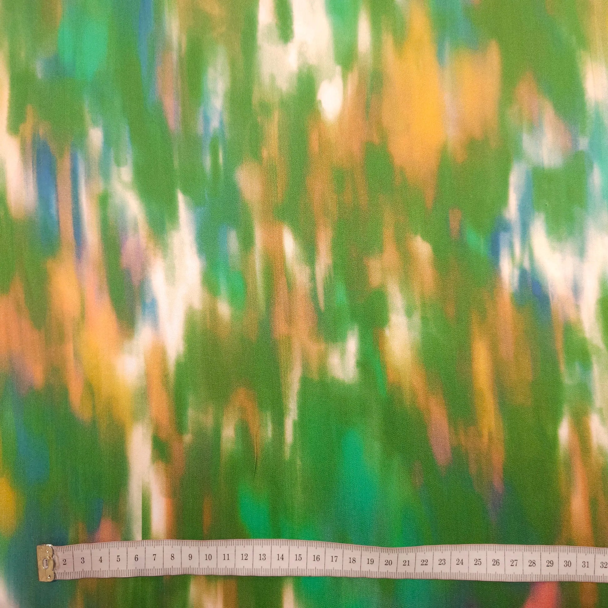 Viskosesatin grün abstrakt gemustert CSM-STOFFE