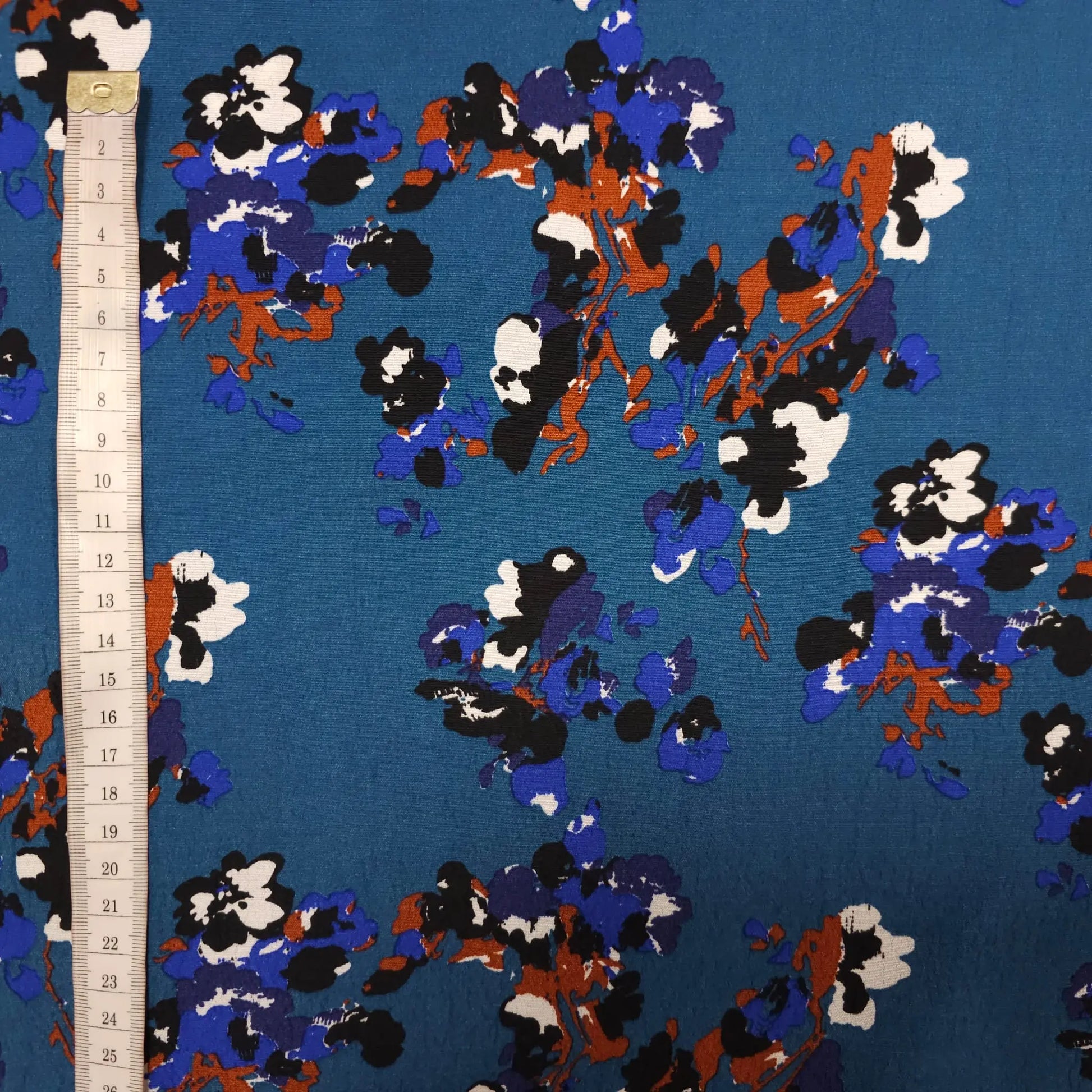 Viskosestoff bedruckt mit Blumenmuster blau – CSM-STOFFE