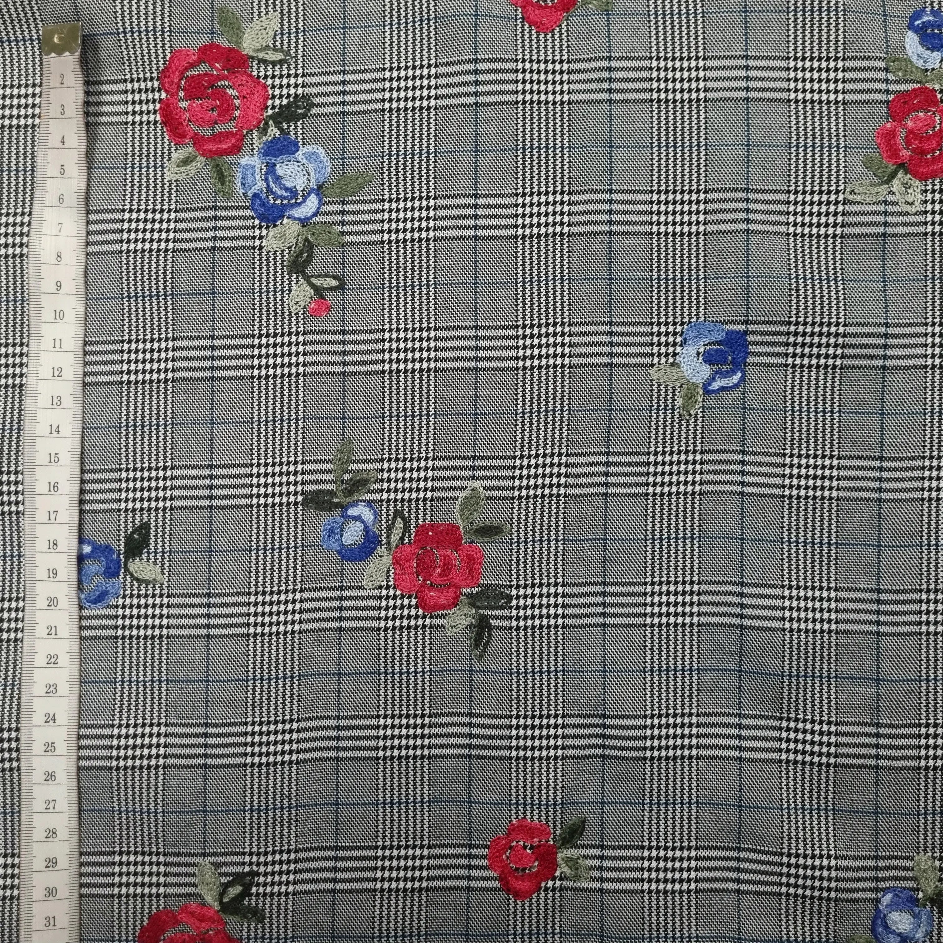 Viskosestoff grau mit Glencheck- und Blumenmotiv blau CSM-STOFFE