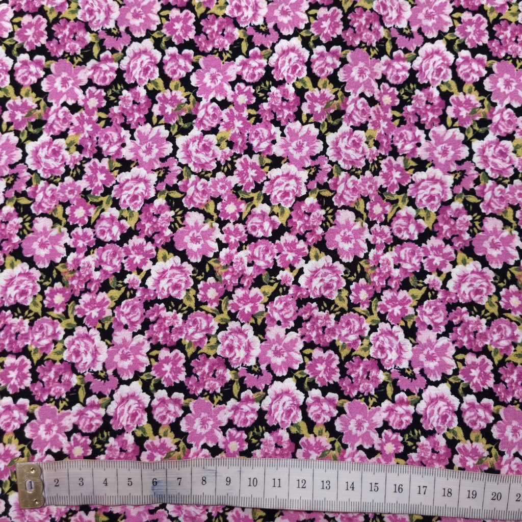 Viskosestoff mit Blumen Motiv pink CSM-STOFFE
