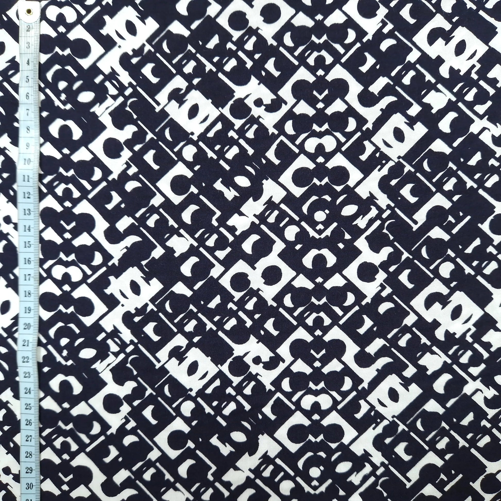 Viskosestoff mit geometrische Muster dunkelblau – CSM-STOFFE