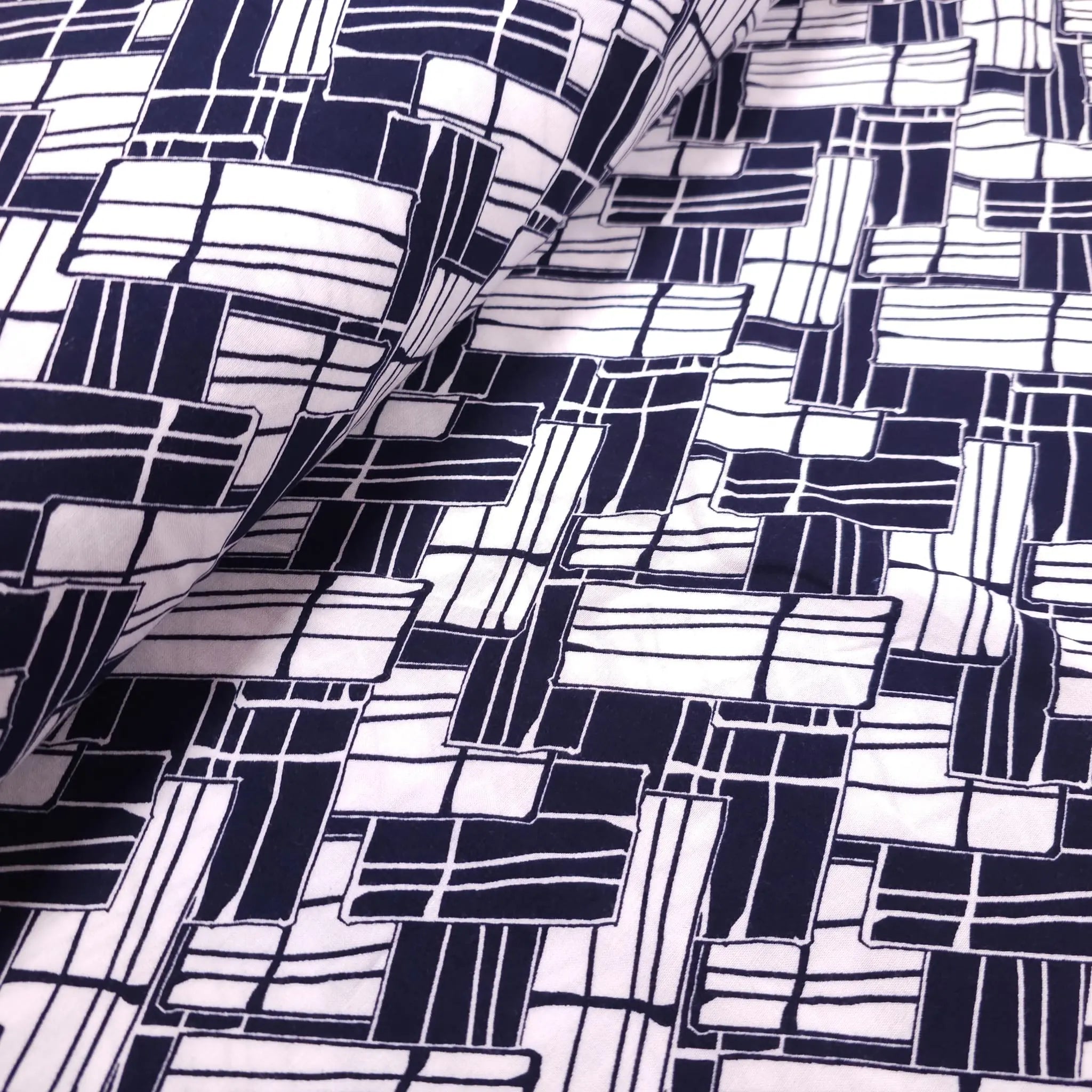 Viskosestoff mit geometrische Muster dunkelblau weiß CSM-STOFFE